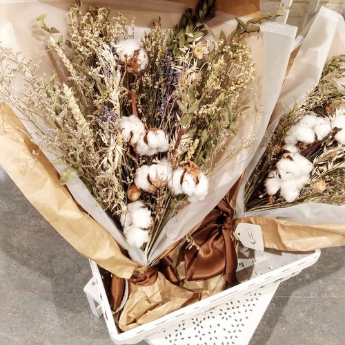 Cotton flower. We love it. #cottonflower #flower #dryflower #driedflowers #flowersoftheday #love #clozetteID #photography #picture #photooftheday #potd