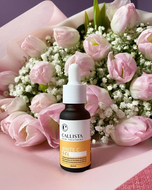 @callistacare White C Gel serum dengan tekstur gel yang gooey dan bening. 

Serum ini tujuan utamanya bisa untuk mencerahkan, even out skin tone (jadi gak belang), anti oksidan, anti aging dan melembabkan.

Bahan utama yang jadi highlight adalah: Vitamin C dan E, Licorice extract, glycolipids (alternatif ceramide), retinyl palmitate (retiniod yang paling ringan yang bantu regenerasi kulit). 

Ada banyak pros pada serum ini, teksturnya lembut dan seperti terlihat di foto ketiga, penyerapan ke kulit sangat baik hampir tidak berbekas sama sekali. Tentunya non greasy atau tidak berminyak serta tanpa residue. 

Kulit terasa nyaman saat dipakai tapi ada ingredients yang aku rasa bisa menjadi cons seperti dimethiconol (silikon) yang secara sekilas membuat kulit terasa lembut sekali namun bagi beberapa orang yang sensitif dan acne prone bisa men-trigger timbulnya jerawat. 

Silikon banyak ditemukan di primer, nah kalau kulit kamu agak rentan terhadap silikon, gunakan serum ini di pagi hari saja atau sore hari tapi saat malam tiba, bersihkan dengan seksama seperti membersihkan makeup. 

Serum ini juga masih mengandung paraben, and yes bahan ini sampai sekarang masih cukup kontradiktif ya. Tapi bahan methylparaben yang ada di serum masih dinilai aman oleh EWG dengan level toxic 0%. Hanya mungkin saja buat kamu yang sangat sensitif bisa menimbulkan reaksi alergi jika konsentrasinya diatas level rekomendasi. 

So, it’s up to you, buat aku produk ini cukup aman untuk digunakan sehari-hari dan seperlunya, I’m using it once a day saat pagi/siang hari. 

#serumvitc #serumvite #beautyreview #skincareharian #skincareroutineindonesia #skincarelokal  #kulitsehat #kulitcerahalami #clozetteid #honestreview #reviewjujur