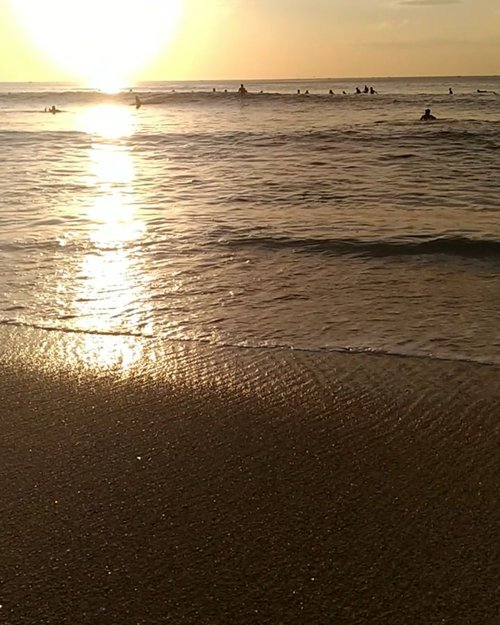 You know that feeling, right?! Saat-saat menunggu sunset, sambil mendengar deburan ombak, merasakan hangatnya air laut, blissful 😊🏖 It's amazing here. _________#surfing #carnellinstyle #love #sky  #waves  #ocean  #sunseabeach #vitaminsea  #sunseasand #sand  #igvideo #sunsetinbali  #dreamland  #beach  #style #styleoftheday #ClozetteID#pecatu  #sunset  #travelwithCarnellin #bali