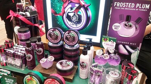 Swing into Christmas at @thebodyshopindo Frosted Plum, Frosted Cranberry, and Glazed Apple are the three main series this season (for the body). #happymaker #thebodyshopindo #thebodyshop #beautyblogger #clozetteid
