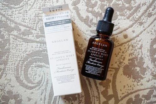 Kinda the best oil serum I have at the moment. 
Smells so good and works super fine in softening dry skin. 
Waking up to a luminously moist skin ever morning thanks to this!

It might be a bit pricey, but not overwhelmingly expensive.

#argelan #oilserum #skincare #faceoil #Clozetteid ##essentialoils #live #natural #love #nature #beautyproduct #skincare