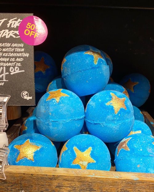 kebayang kan kalau pakai ini? Satu bathtub jadi biru dengan golden sparkles gt. Shoot for the stars by @lushsingapore 
Launch this one in the water and watch it shoot and spin, and stay very still to see the swirling colors of the night sky dazzle in your bathtub alongside golden star bath melts. As a calming blanket of shimmering midnight blue unfurls in the water, Brazilian orange and bergamot oils take your skin to heaven as your mood rockets straight up to the stars.

when you’re mood is simply soak up in warm water blanketed in everything thay smells good. 
#lush #bathbomb @lushcosmetics @lush #bath #love #bluewater #hello #igbeauty #photooftheday #potd #motd #clozetteID #moodbooster #mood