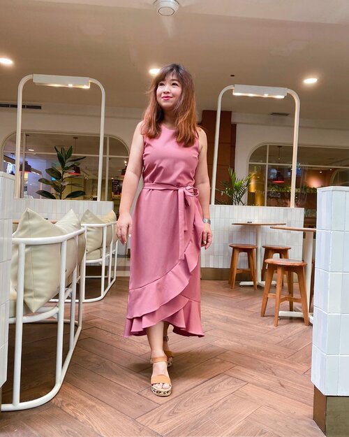 Ekspresi wajah damai, sebelum mengenai pembelajaran jarak jauh....

The struggle is real 😅

Btw ini rambut udah waktunya banget ke salon, ada rekomendasi gak ke salon mana? 

#ootd #lotd #motd #outfits #pinkdress #dressup #dressoftheday #hello #clozetteID #igstyle #instadaily #instagood #instagram #styleinspo #styleoftheday #lovely #beautiful #beautifulday