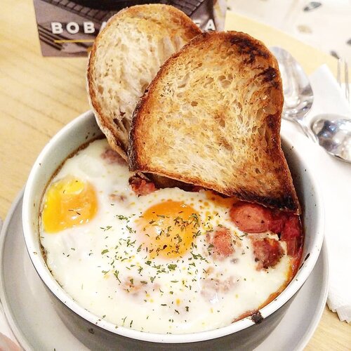 Baked egg for lunch, this is comfort food 😍#lunch #comfortfood #yums #sogood #Clozetteid #love #foodlover #foodtrend #foodoftheday #fooddiary #hello #life #socialaffair @socialaffair