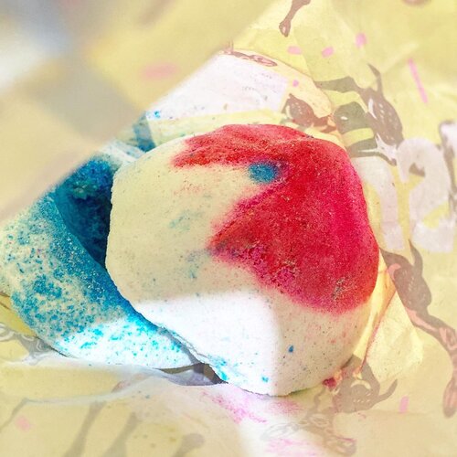 They smell unbelivably good.
@lushcosmetics Jingle Bells Bath Bomb. 
#lush #bathbomb #vegan #igbeauty #photooftheday #photography #colors #beauty #bath #bathtime #love #clozetteID #hello #styleinspo