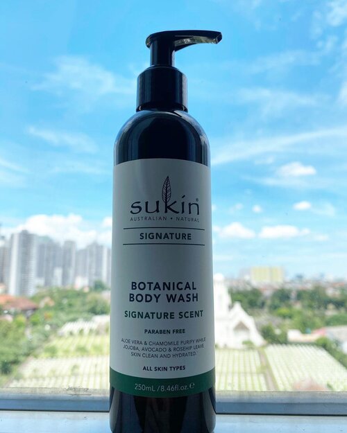 Caring for the skin starts with a gentle cleanser. A botanical body wash from @sukinskincare_idn that offers clean skin without striping the natural moisture, jadi kulit bersih dan tetap lembut. 

Aromanya juga soft dan sesuai untuk kulit yang sensitif terhadap wewangian yang berlebihan. 

A combination of 🌹Rosehip, Jojoba and 🥑Avocado Oils soften and lightly hydrate while Chamomile and Aloe Vera soothes the skin. 

The product can be used as a bubble bath too. 

I like this body wash karena bisa dipakai utk sekeluarga including kids. 

#gentlecleanser #bodywash #sukin #toiletries #igbeauty #skincare #instabeauty #love #hello @sukinskincare #clozetteid #sociolla #instagood #instagram #instabeauty #instadaily #kindtoskin #parabenfree #nature #aloevera #beauty #love