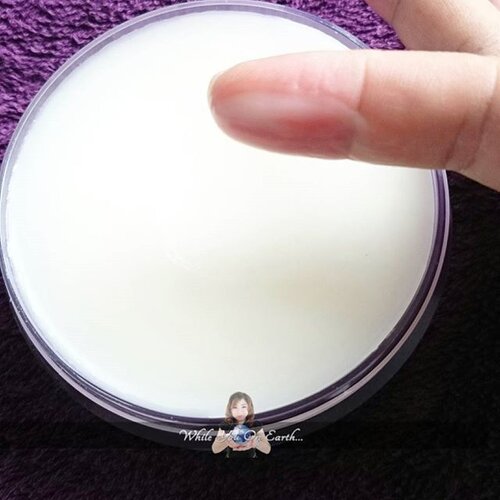 A unique Cleansing Balm from @cliniqueindonesia that feel so smooth on the skin and cleanses everything from waterproof lipstick to eyeliners.

http://whileyouonearth.blogspot.com/2015/10/clinique-take-day-off-cleansing-balm.html

#clozetteid #beautyblogger #cleansing #cleansingbalm #Clinique #beauty #skincare #makeupremover