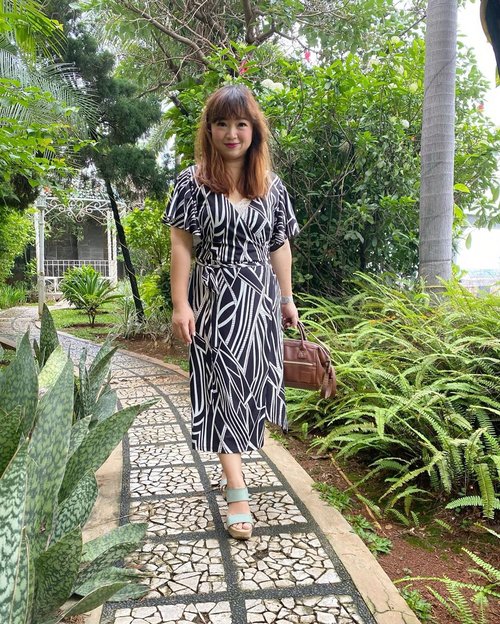 This is a wrap dress. This dress made me look slimmer. I love this dress 🤪Be like this dress#igstyle #carnellinstyle #love #beauty #igbeauty #style #ootd #outfitoftheday #styletoday #styleinspo #dressoftheday #dressup #dress #monochrome #garden #life #clozetteID #Jakarta