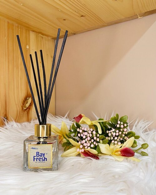 @bayfreshindonesia Reed Diffuser with Essential Oil comes in variants like Sakura, Yuzu Citron, Vanilla Bean, and Amber Lavender. Create aromatic fragrance inside the house and as a decoration too. 
The refill container is simple and easily accessible. The reed helps distributing the scent constantly and steadily without any electricity and effortless. 
#HTCIDxBayFresh #scent #homescents #homefragrance #aromatherapy #yuzu #sakura #lavender #vanilla #love #igtv #igdaily #igers #styleinspo #clozetteID #igbeauty #reeddiffuser