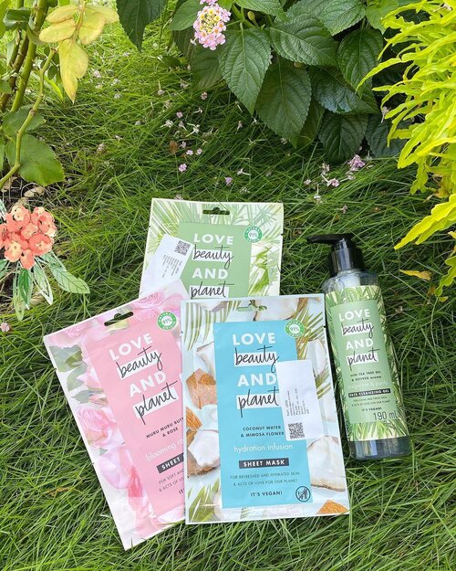 @lovebeautyandplanet_id face masks and gel foaming cleanser. 

🥥Coconut water and mimosa flower smells so good dan bisa instantly melembabkan kulit. 

🌱 Tea Tree Oil and Vetiver untuk kulit yang cenderung berminyak dan berjerawat

🧈 Murumuru Butter & 🌹 Rose  yang menenangkan kulit dengan wangi mawarnya yang soft.

Semua tekstur maskernya tipis dan sangat juicy, jadi pas dipakai kulit instantly lebih adem juga, apalagi kalau maskernya disimpan di kulkas. 

Pembersihnya karena kebetulan aku dapatnya yang tea tree, I think it is suitable for those with oily and acne prone skin, dan aku pakai untuk area t zone serta dagu yang kadang ada jerawat. 

So far @lovebeautyandplanet products are kind to our skin and the environment too. Harganya pun reasonable untuk digunakan sehari-hari. 

Thank you @femaledailynetwork for #fdtryandreview ❣️

#femaledaily #femaledailyreview #lovebeautyandplanet #skincare #facemask #beauty #instabeauty #igbeauty #potd #nature #rose #teatree #acneprone #acneskincare #facecleanser #cleanskin #coconut #coconutwater #garden #grass #trees #flowers #clozetteID #moist #moistskin #flawless #butter #buttery #texture