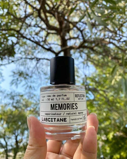 Rose, pepper, berries, & amber wood Eau de Parfum called Memories memberikan kesegaran yg crisp dan membangkitkan kenangan. The scent is sophisticately feminine, and everytime I’m using it the lingering scent is gorgeously fresh. Cocok dipakai saat cuaca lagi mendung-mendung melankolis. Love to spray them on linens too. Atau kamu yang masih suka pakai saputangan, kebayang kaya yang dipakai Daphne di #Bridgerton 👰🏼#memories #labcitane #edp #perfume #parfumlokal #localbrand #localbrandindonesia #localpride #hello #goodmorning #scentoftheday #clozetteID #eaudeparfum #scents #berries #rose #amber #love #igers #instadaily #igdaily #style #mood #moodoftheday #collection #potd #lotd #pic #pictureoftheday