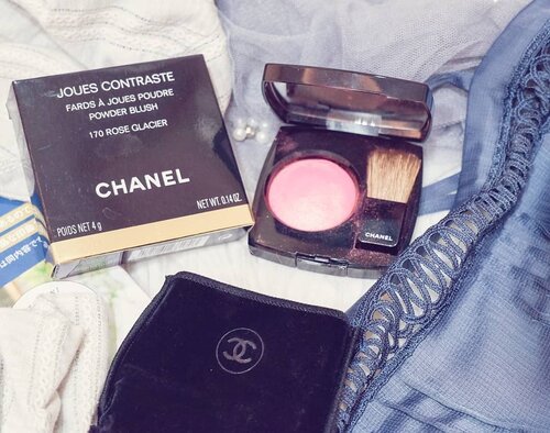 Kemaren powder, sekarang blush on @chanel.beautyDua-dua nya bagus 😍Review video ada di youtube.com/Carnellin:https://youtu.be/P-ZzjPnsHlsKeliatan banget before after pas pake, so smooooth. _________#beauty #carnellinstyle #love #review  #motd #lotd #makeupoftheday #photooftheday #photography #lookoftheday #igbeauty  #youtube  #bblogger  #lookbook #style #styleoftheday #ClozetteID#pinkcheeks  #rosycheeks  #blushon  #chanel