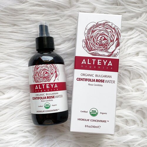 Tadinya mau bikin youtube video, tapi asli mager 🤣 males dandan pula. Jadi ini produk dari @alteyaorganics.id yang gw beli (non sponsored), karena kebetulan mereka follow gw, dan gw iseng liat2, jadi beli karena suka konsep mereka yg organic. This rose water is wonderful. 
Air mawar sendiri kita tau banyak manfaatnya buat kulit, dari calming, nourishing, hydrating, and so on. Tapi banyak yang dijual di pasaran yg isinya lebih banyak pengawet dan alcohol (which is bad for the skin), nah #alteyaorganics jual yg pure distilled rose water dari #BulgarianRose valley. Dengan metode steam distilled dan rose petal yang diambil saat subuh (saat terbaik memetik mawar). Jadi air mawar yang dihasilkan dalan kondisi optimal untuk hasil terbaik. Bisa buat wajah (anytime, sebelum atau sesudah skincare), rambut, bahkan kulit tubuh. Anak2 juga suka, bukan hanya karena harum, tapi nyaman di kulit. 
#rosewater #clozetteid #beauty #igdaily #igers #igbeauty #honestreview #kulitsehat #healthyskin #potd #beautyproduct #rose #recommended #instadaily