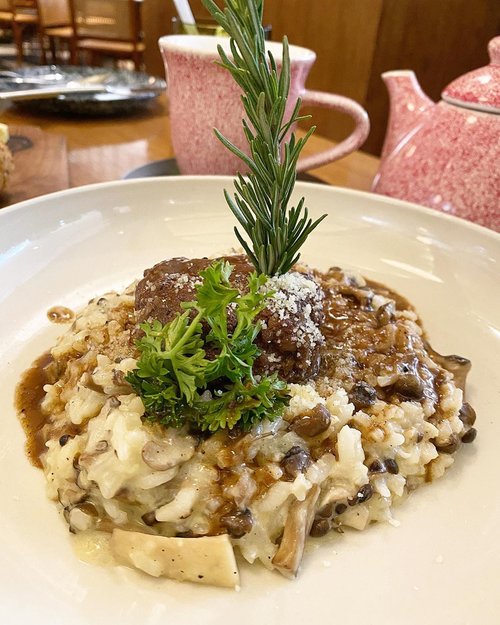 Happy lunchie 😁

Ini mushroom risotto, taste really good with a beef patty on top. 

#lunch #risotto #goodmeal #meal #foodoftheday #foodies #yums #delicious #japanesefood #foodoftheday #foodofinstagram #clozetteID #hellogoodday #relax.