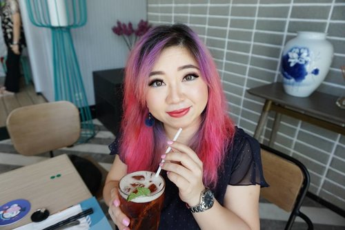 Weird smile in the morning.

It's a hot day, drink plenty of cool ice teas 😍

Somehow es teh manis tuh enakkk banget 🙌🙌🙌 #motd #ootd #beautybloggerindonesia #beautyblogger #bblogger #lotd #makeup #cosmetic #clozetteid #lookbook #yums #icetea