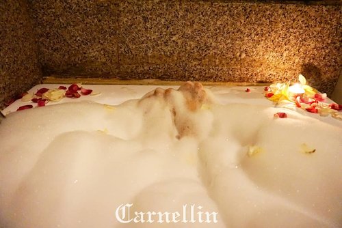 Relaxation at it's best. A warm bubble bath infused with aromatheraphy oils that promote comfort. I wish I could have this everyday.Only at @gayaspajakarta #GayaSpa #salonJakarta #spajakarta #relaxation #bubblebath #massage #spa #clozetteID #spajakarta