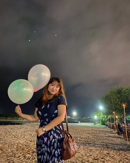 👩🏻‍🦰De, fotoin mama donk.👧🏻(click) done ma👩🏻‍🦰kok sekali aja?👧🏻i think it’s enoughnow give me back my balloons.sekian-#igstyle #carnellinstyle #dresses #dressoftheday #styleinspo #styletoday #styleoftheday #hello #balloons #wedding #beach #Jakarta #clozetteid #today #night #hello #nightview