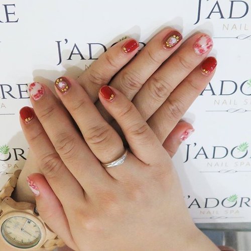 Beautiful pattern for the upcoming Chinese New Year from @jadorenailspa Thank you so much 😘😘😘 Made by the owner herself, the result is meticulously perfect.Don't forget to come during promo, it's 20% off! The nail gel is from Presto (Japan) and the high quality products also using LED light, not UV that can trigger skin cancer when used in the long run. #nailart #nailgel #jadorenailspa #kelapagading #salonjakarta #klinikjakarta #salonkuku #salonkukujakarta #clozetteid #prestonailgel #prestojapan