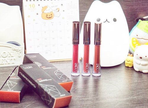 Belakangan banyak produk lokal ya? Dan lumayan bagus pula dengan harga yang menarik.

Kebetulan staff dirumah ada yang jadi agen @lookecosmetics dan dia bilang lippies nya Looke Cosmetics itu sering sold out. Jadi buat kamu yang sudah sempat cobain, selamat ya hehehe, kamu termasuk orang-orang yang beruntung. 
Dan buat yang pengen cobain, nanti aku share ya review pakai produk-produk ini 😘

#lookecosmetics #lipsoftheday #makeupofteday #Clozetteid #beauty #musttry #vegancosmetic #localbrand #vegan #cosmetic #crueltyfreebeauty #igbeauty #igdaily #photography #photooftheday