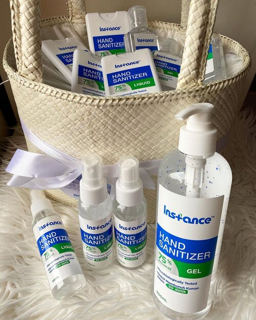 Hand sanitizer yang paling kami suka dari @instance.id 🤚🏻 Gak lengket (both liquid and gel)🤚🏻 bebas kuman dalam 30 detik🤚🏻Not scented (jadi gak ada aroma apa-apa) bersih aja.🤚🏻 tersedia dalam berbagai ukuran, jadi bisa buat dirumah, office, taruh di tas, buat spray permukaan, dsb semua bisa dibawa kemana aja (horeee). #handsanitizer #sleekhomecare @sleekhomecare #germfree #nogerm #bebaskuman #love #clozetteID #clean #bersihbanget #tanganbersih