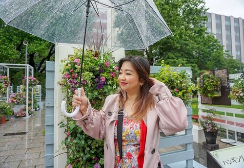 Refreshing rain (I wish), yang ada motor pada seliweran panik sampe gak lihat mobil lagi. 
Chill people chill. 
#days #rain #daily #life #Japan #summer #Hokkaido #umbrella #hello #traveldiary #ClozetteID #traveller #traveloutfit