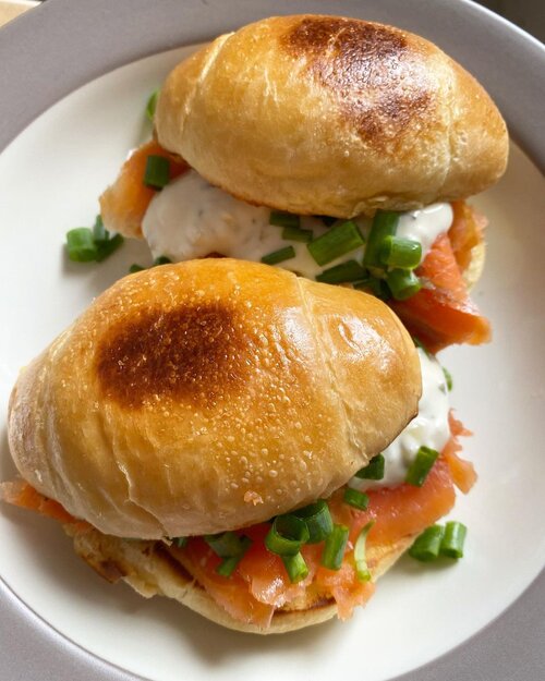 Breakfast time!! 

Warm toasted bread with smoked salmon and tartar sauce, sprinkled with small chopped spring onion. 

I wish we had some lemon 🍋 

#breakfast #hello #smokedsalmon #meal #yums #love #foodies #igdaily #instadaily #instafoodies #instafood #foodotheday 
#delicious #bread #clozetteID #igfood