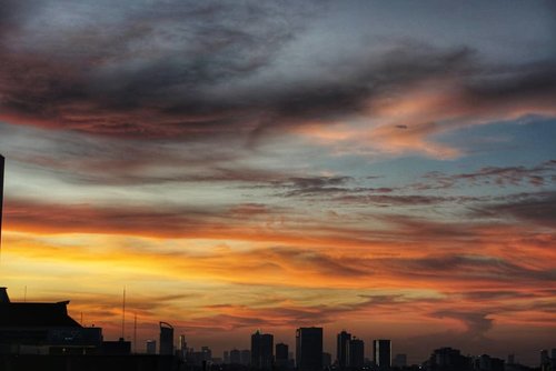 Selamat sore menjelang malam semua. Udah pada siap-siap pulang, otw ke rumah atau rencana agak lembur nih?Anyway, makan malam jangan di skip ya. Drpd ntar malem kelaperan kalap, mending makan sekarang 😁#nightphotography #nightsky #nightview #afternoonsky #citylife #skyline #citylife #cityskyline #hello #Jakarta #clouds #sunset #photooftheday #ClozetteID #photography