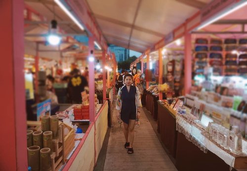Have a pleasant evening everyone.. Night time here is humid like in Jakarta, so it's pretty hot too. A coconut ice cream is a must 😁#nightmarket #Bangkok #Clozetteid #streetfood #love #streetstyle #travel #traveling #letsgo #beauty #fashion