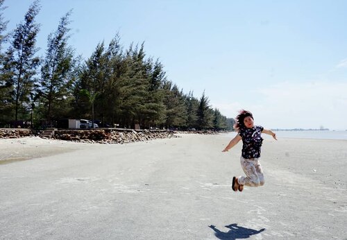 Effortless expression (aslinya di instastory 🤣) Pasir Padi is a vast beach with slightly muddy water and do expect a large number of crabs 🦀🦀🦀 Not really a place to relax and unwind, but one of the must visit place in Pangkal Pinang, next to Bangka Botanical Garden that was a bit run down 😥#styleoftheday #jump #lotd #motd #photo #OOTD #beach #fun #pangkalpinang #Clozetteid #letsgo #bangka #travel #traveler #sport #LOL #summerstyle #haha