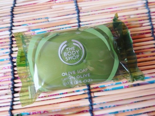 @thebodyshopindo Olive Soaphttp://whileyouonearth.blogspot.com/2016/05/the-body-shop-olive-soap.html#ClozetteID #beautybloger #olive #soap #toiletries #review #BeautyBlogger #beautybloggerindonesia