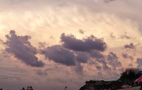 Today's sunset.Hari ini rame pantainya, ada wedding, ada foto-foto prewed (yes, full gown dress di pantai dengan deburan ombak), banyak yang selfie, bikin content, sampai minta foto sama bule cakep 🤣, namanya usaha ya bang, trus pulang kampung bilang itu pacar nya. _________#beauty #carnellinstyle #love #amazingview  #sunseabeach #Indonesia  #orangesky #photooftheday #photography #sunsetphotography #igtravel #sky  #clouds  #sunsetsky  #style #balibeach #ClozetteID#beach  #sunset  #travelwithCarnellin #colors  #bali