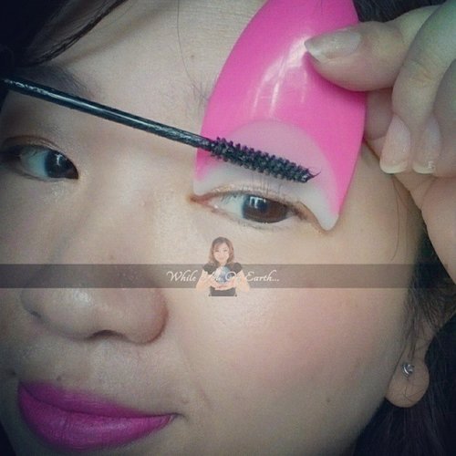 This is a cute and handy tool by @ayoubeauty,  it help me when using mascara, no mess and able to "pull" it so I can reach the roots. 
#Ayoubeauty #mascara #makeuptool #japaneseproduct #idbeautyblogger #idblog #indoblogger #instabeauty #beauty #beautybloggerindo #beautyblogger #igbeauty #igdaily #idbblogger #id #clozetteid