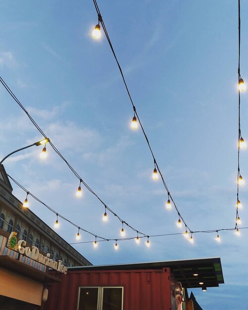 Dinner last night, when the sky is clear. 
We love the outdoor ambiance, tapi nyamuknya sih gak santai

#jakartaculinary #outdoor #hello #jakartalife #dinner #underthestars #restaurantdesign #underthesky #lights #love #ClozetteID #delight #foodies #nightlife #nightphotography #sky #culinary