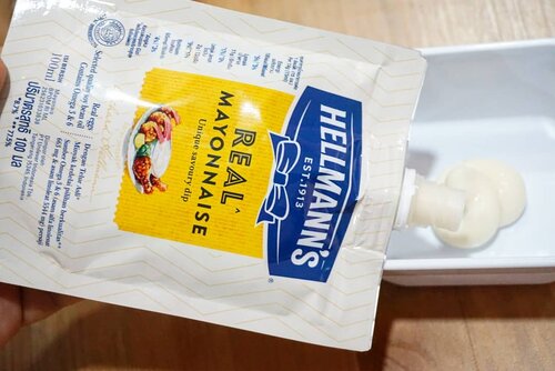 Pada dinner apa nih sekarang?

Apapun makanannya cobain deh pake @hellmanns_id
Real Mayonnaise, enak bangettt.

Kami dirumah memang pecinta mayonnaise dan gak nyangka #Hellmanns punya tuh beneran enak, creamy, lembut dan gurihnya pas.

Terbuat dari telo, minyak sayuran dan perasan lemon asli yang bikin nagih. Tadi nyobain pakai gorengan, kemarin makan pakai chips, besok mau buat cocolan buah juga bisa, soalnya enakkkk banget. 
#HTCIDxHellmanns @hometesterclubid 
#review #foodies #mayonnaise #yums #sogood #sodelicious #igfood #Clozetteid #enakbanget  #yummy #musttry