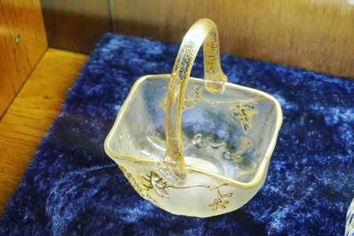 Pot glass infused with gold.

I'm not really a fan of fancy stuff in the kitchen, but this is gorgeous.

Fancy for a tea party 😊? #teaparty #Japan #beautifulchina #precious #love #clozetteID #travel #traveldiary  #goldenglass #triptoJapan #glass #basket