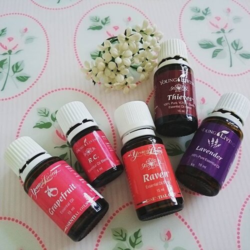 Thank you @kittydesigns for "inviting" me to the world of essential oils once again.Dari dulu (20 tahun yg lalu) emang udah suka banget sama essential oil tapi baru setahun ini aja tau kalau essential oil itu lebih dari sekedar wangi-wangian, tapi bisa buat pengobatan, perawatan, bahkan menyeimbangkan pikiran, hormon, dll.Awal mula pake karena "begah" anak2 mau sampe kapan dicekokin obat. Kan itu isinya kimia semua dan cuma ilangin symptoms pula. Harga obat yang bagus (mudah larut, mudah dicerna, dll) itu juga gak murah, so drpd itu mending coba essential oil yang jelas2 alami. Awalnya jelas ragu, temen2 yang kebetulan dokter juga belum yakin bener, tapi ya, akhirnya coba setelah Kitty cerita pengalaman2 dia n anak2 nya pakai "oles2an" ini. Lgpl cuma dioles pula, ga ada ruginya and they all smell good.Ternyata efek banget, terutama buat si baby. Demam, flu, bahkan kaya susah tidur gt aku sekarang pakein essential oils aja. Nah kan essential oils di pasaran banyak tuh, so far yang beneran efektif bukan cuma wangi-wangian aja itu ya si Living Oils ini.Ada banyak banget jenis essential oils di Young Living, detail Cara pakai dan testimonials nya bisa juga aku baca di @young.living.id Selain yang difoto aku juga suka roll on buat pegel2, kalo ga sempat urut mending pake ini dulu kalo pundak sama leher udah kaku 😄Thank you Kitty 😘😘 I know I haven't properly thank you for these.#younglivingoils #yleo #essentialoil #natural #kids #baby #health #clozetteid