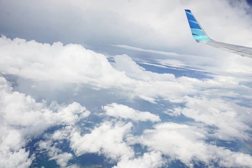 It's raininggg 🌦🌈 Jadi inget, kemarin-kemarin pas diatas sana dengan @garuda.indonesia pas banget uap air dan cahaya mataharinya, jadi pelangi gitu. Swipe deh buat lihat pelangi nya lebih jelas. What a view 😍#garudaindonesia #rainbow #viewfromabove #clouds #live #sky #clozetteID #love #life #beautiful #wonderfulview #gorgeous #amazingview #airlines