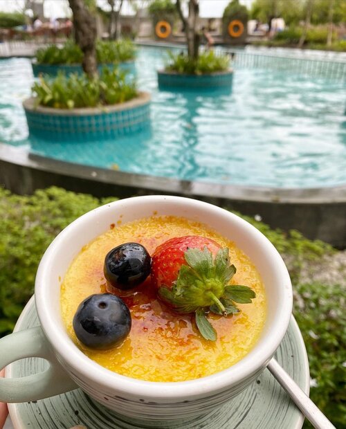 Jasmine Creme brulee by @summers_atthepool 

Atasnya torched sugar yang “crunchy”, dalamnya lembut dan manis dengan aroma melati yang bikin dessert ini unik. 

Intinya, enak 😉

#dessert #crèmebrûlée #yums #sogood #musttry #recommended #jasmine #flowerinfused #igfood #igdessert #foodies #foodoftheday #blueberries #instagood #instafood #pool #summer #bythepool #swimmingpool #chill #chillvibes #hangingout #clozetteID #relax #holidaymood #mood #moodoftheday #moodbooster #sweets #caramel