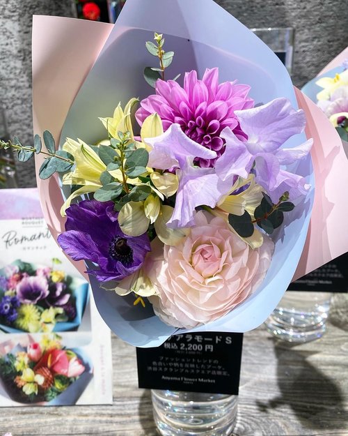 Buket bunga seperti ini harganya 2200 yen. All real flowers, jadi pas musim semi, bunga-bunganya cantik semua dan saban lewatin florist pengen beli aja bawaannya meski ga tau juga buat apa kan 😁 Kalau stay disana sih boleh #flower #bouquet #Japan #spring #love #clozetteid #beauty #igdaily #igers #potd #photography #photooftheday