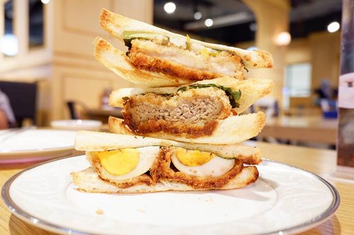 Lunch sapa nihhhh?? @christinaleae ... karena 1 sandwhich saja is for loser 🤤_________#beauty #carnellinstyle #love #yums  #motd #lotd #ootd #photooftheday #photography #lookoftheday #lunch #eggs #foodies  #lunchtoday #style #sandwhich #ClozetteID#foodoftheday  #hello  #travelwithCarnellin #foodtrend