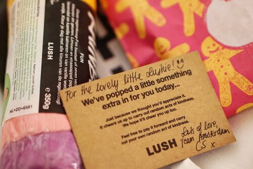 Thank you so much @lushamsterdamcs my girl lovessssss the gift. She still remembers the amazing 'shows' of each products 😄

#lushamsterdam #lushcosmetics #love #travel #traveldiary #ClozetteID #beauty #vegan #bubbles #veganfriendly #hello #amsterdam