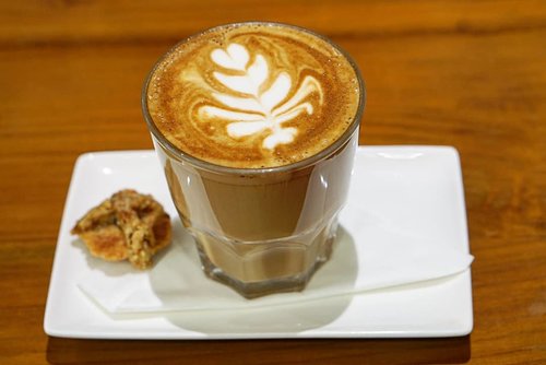 Coffee time. Lalu malam gak akan bisa tidur 😅#coffee #coffee_inst #latte #coffeelovers #love #drinks #clozetteID #coffeeoftheday #coffeeart #hazelnut
