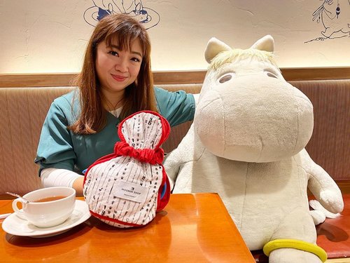Hangin’ out with @moominofficial What is your favorite tea? chamomile that soothe, english breakfast that awakens, jasmine that’s so fragrant, or perhaps something more citrus or peppermint? Beberapa mixed blend di TWG juga enak banget ya, pas gitu perpaduannya 😁#teatime #moomin @moomincafe.jp #hello #goodmorning #clozetteID #igdaily #igers #igtravel #Japan #tokyo #cafe #moomincafe #moomincafejp #traveldaily #motd #potd #lotd #relax #chill