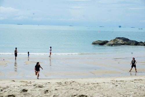 #sun #sea #sand 
Will miss this beach for sure. 
Running, playing, swimming and simply being active under the sun with the most suited condition beach ever. Friendly waves for the kids, shallow water for far farrrr away, no dangerous sea animal like jellyfishes, it's just pure fun where we can unwind.

The resort itself is a bit rundown, sad thou' to see a place that once had it's glory and famous for their watersport is now become so vacant.

#sungailiat #sungailiatbangka #paraibeach #bangka #travel #trip #beach #beachlife #badminton #sport #active #Clozetteid #Indonesia #sport #love #livelifetothefullest #live