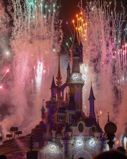 Good morning! Let's have some sparks today _______#france  #traveldiary #ClozetteID #disneyland #travelwithCarnellin#disneylandparis #illuminationshow #disneylandparisilluminations #castle #letsgo #fireworks #spectacular