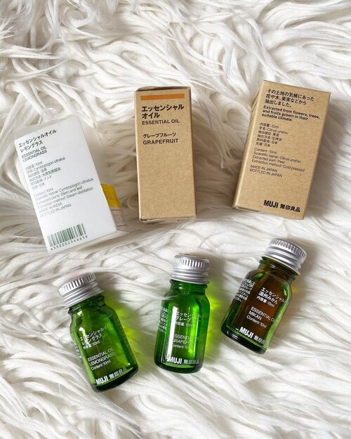 Pas @mujiindonesia discount di @pikavenue kita sempet borong (hiks, closing down sale), mulai dari aromatherapy nya @muji_global yang rata-rata citrus (I love Mikan).

Kita beli lemongrassnya juga, yang kok ada aroma fishy dikit ya 🤔

Lalu swipe right, sisir #Muji yang ternyata lebih enak dipakai dibanding w*tbrush. Rambut juga jadi lebih halus dan meski tangled gak berasa ketarik2 saat nyisir. 

Last but not least, pisau Muji tajeeeeeeeem banget, asli, semua pisau “chef2an” dirumah juga kalah, ini ngeri juga pas pakai karena super sharp. Pas motong jadi berasa effortless. 

Selain itu ada beli kapas juga (as always) karena suka dengan unbleached cottonnya. 

Btw, closing sale kemaren 50-70% plus 10% lagi pakai BCA, lumayan banget ❣️

Anak-anak juga kebagian alat-alat tulisnya 🥳

#sale #promo #diskon #discount #aromatherapy #smellsgood #beauty #haul #shoppinghaul #knife #brush #sisir #beststuff #mikan #lemongrass #igdaily #igers #instadaily #instalove #insta #kitchen #cooking #tips #grapefruit #essentialoils #hello #potd #happy #clozetteid