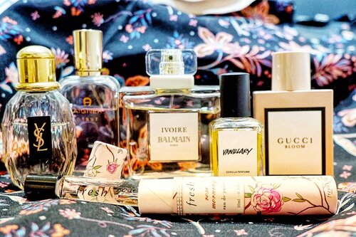 Morning booster 💞Floral, vanilla to everything in between. What kind of scent do you prefer? Sweet or kinda sultry?I have one for every mood. _________#beauty #carnellinstyle #love #vanilla  #rose  #lotd #ootd #photooftheday #photography #lush  #yslbeautyID #aigner  #gucci  #lookbook #style #styleoftheday #ClozetteID#freshbeauty  #clozetteIDPOTW #travelwithCarnellin #perfume