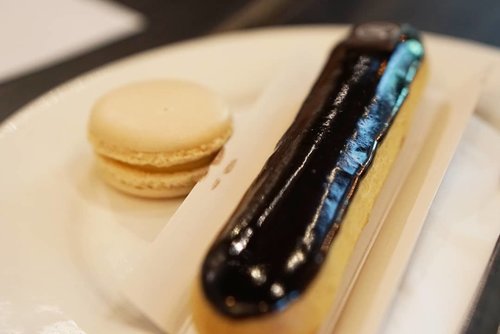 "Awali dengan yang manis" 😋

The perfect bitterness of dark chocolate eclair and aromatic vanilla macaroons is just sublime.

#erickayser #darkchocolate #eclair #vanilla #macaroons #desserts #love #dessertoftheday #potd #picoftheday #photooftheday #clozetteID #yums #fooddiary #foodgasm