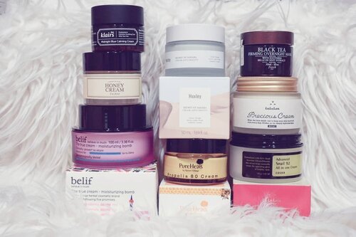 Moisturizer collector 🤓Click on the image to see the brands.Karena satu sajah berasa kurang biar kulit stays di usia 20an.... early twenties that is. _________#beauty #carnellinstyle #love #lululun  #pureheals #lotd #ootd #photooftheday #photography #huxley  #origins  #dearklairs #cosrx #lookbook #style #klairsindonesia #ClozetteID#lululun  #belif  #moistskin #moisturizer