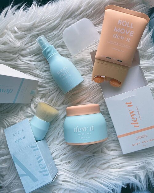 They look so gorgeous. 

Dari kemasan dan konsep @dew.itskin ini menggemaskan sekali. Handsfree beauty products dimana pelembab kulit, sunscreen dan body silk nya semua diaplikasikan “tanpa” perlu sentuhan tangan secara langsung. 

Spray oil nya dipakai setelah kulit bersih saat mandi dan perlu di rinse off, Body polish yang mengandung UV protection memiliki roll untuk dipakai langsung ke kulit tubuh dan Body Silk nya dipakai sebelum tidur dengan brush khusus yang sangat halus. 

Full review coming up but so far I love their concepts and ideas. 

#dewitfortheglow #skincare #bodycare #bodysilk #potd #photography #igbeauty #instadaily #igers #igdaily #igaddict #love #silk #sunscreen #clozetteid #sociolla #colors #blue #instalove